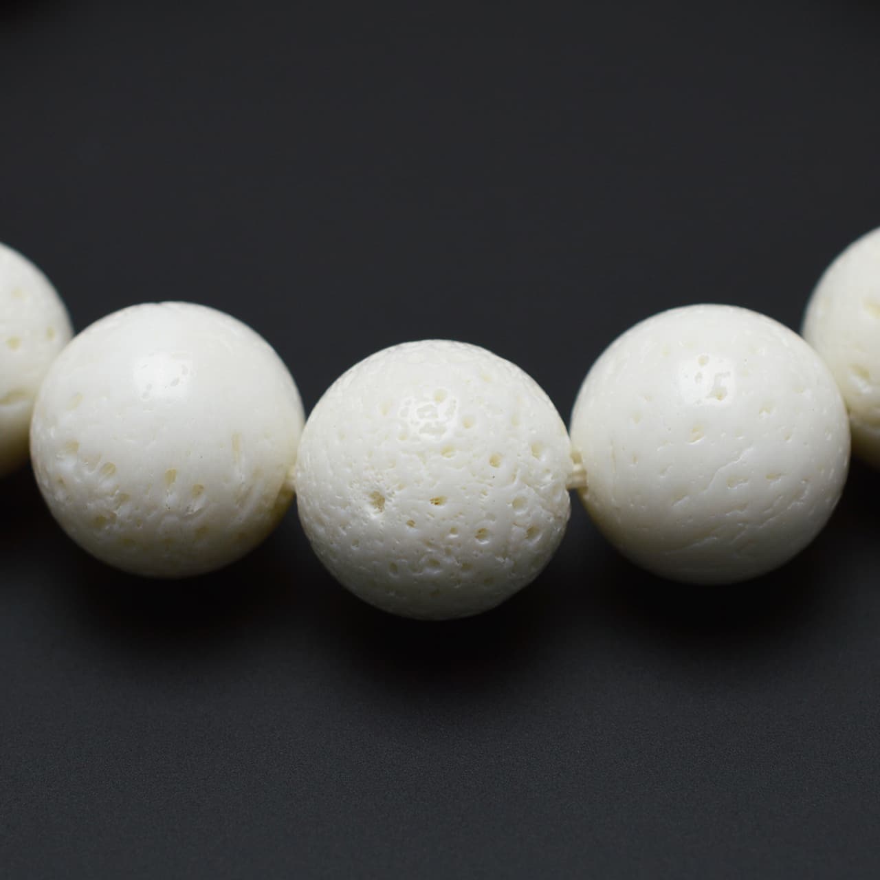 ホワイトコーラル(白珊瑚) - 12mm玉、サイズ17cm | 天然石ブレスレット 